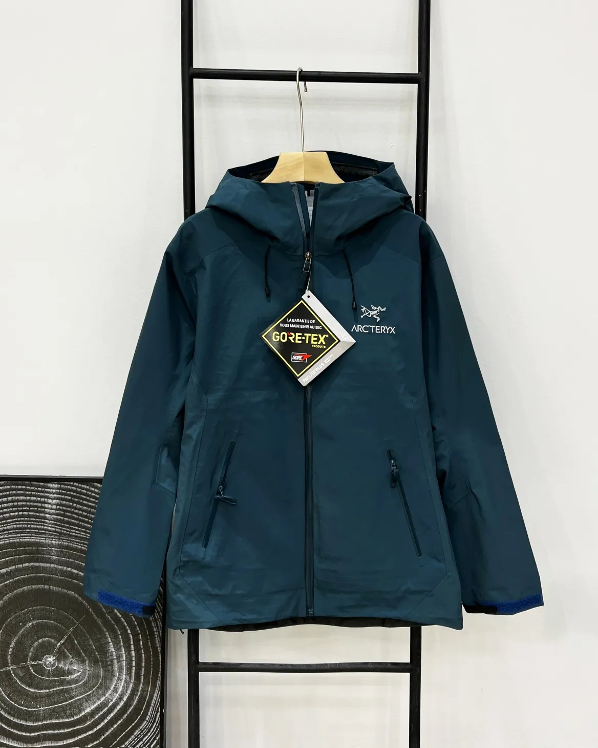 【 】 7 7 ：Black， ， Blue， ， ， ， Size：S 3XL ！ ！ 9 ！ ！ BETA LT Series！ARC‘TERYX BETA LT GORE-TEX Jacket-Men's 26844 （Yb 3D ， Tri-Durance ， ） Factory 📃 #26844 ， YKK ， ， ， 。 Beta LT ， 。 bluesign@ N 3LGORE-TEX ， Wear-Resistant， 、 Breathable， 。 Storm Hood ， Water Tight ， ， ， 。 ，VISLON ， Velcro ， Zip-in， ARC TERYX BETA： 。 LT ： ， Wear-Resistant。 GORE-TEX： 、 、Breathable 。 BRTA LT Arc’teryx ， ， ， 。 S 72 110 60 47 M 74 114 62 49 L 76 118 64 51 XL 78 122 66 53 2XL 80 126 68 55 3XL 82 130 70 57